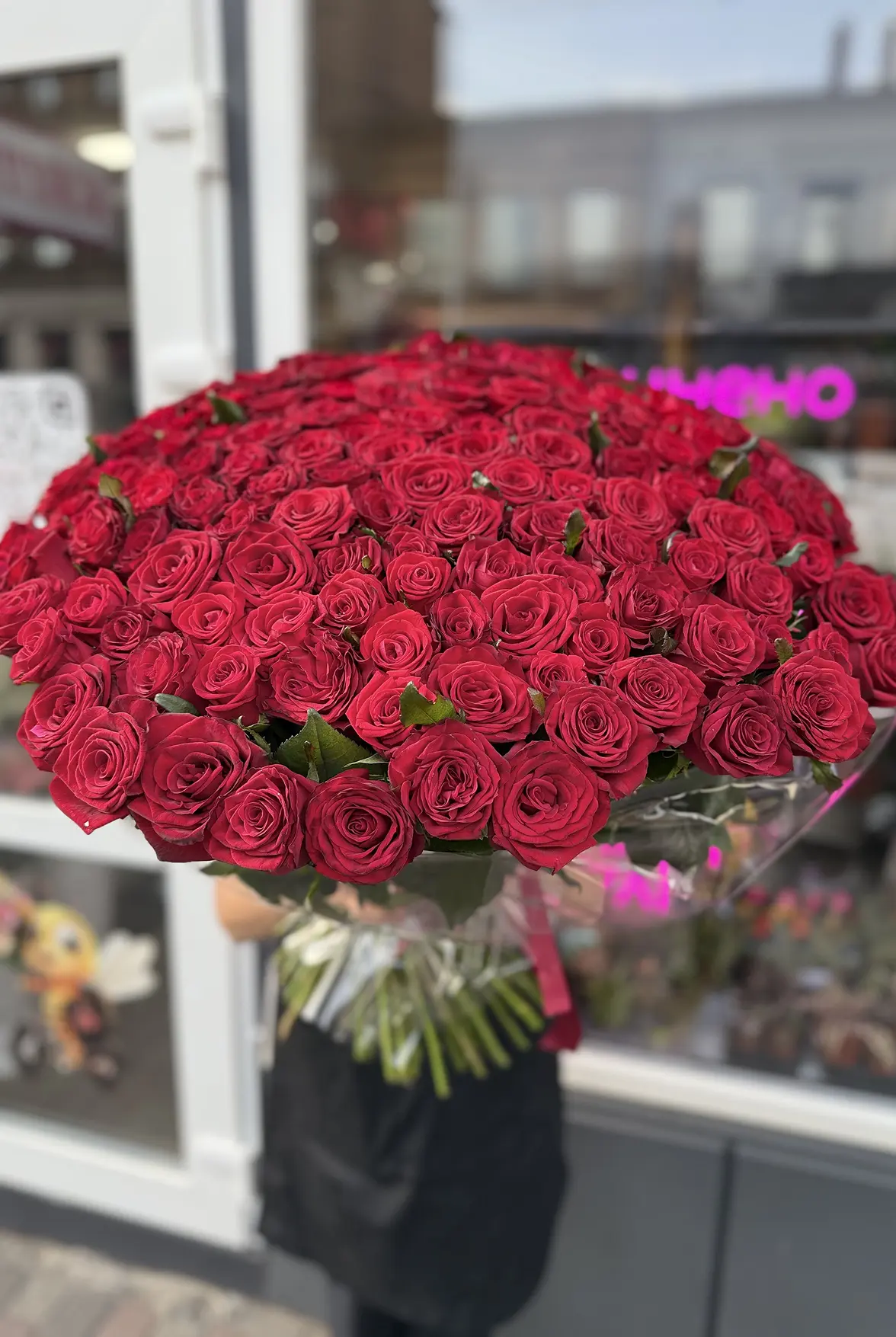 Букет троянд біля магазину Flowers Day